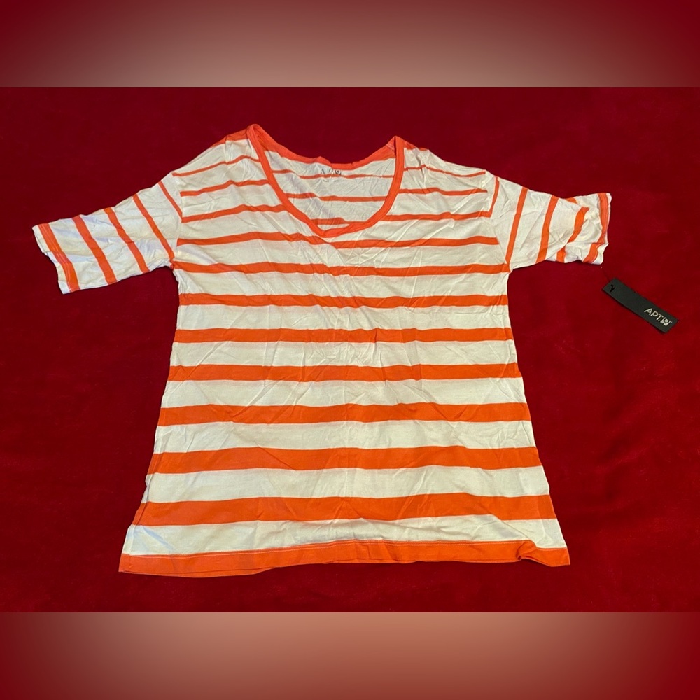 Apt 9 top. NWT Women’s size large.